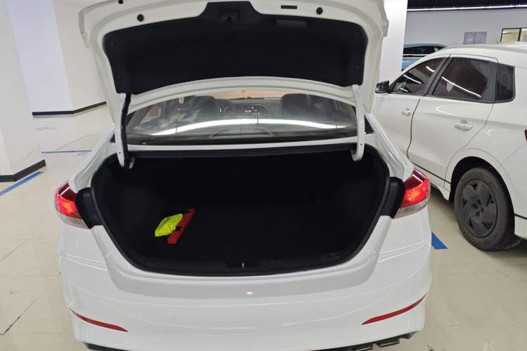Used Hyundai Elantra (6th Generation / Lingdong) 2018 1.4T Dual-Clutch Xuan Dong · Dynamic Edition Trunk