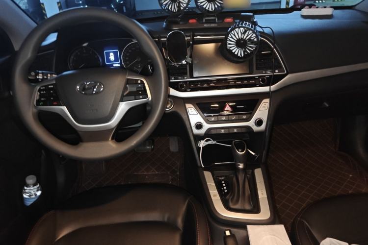 Used Hyundai Elantra (6th Generation / Lingdong) 2018 1.6L Automatic 15th Anniversary Special Edition Center Console