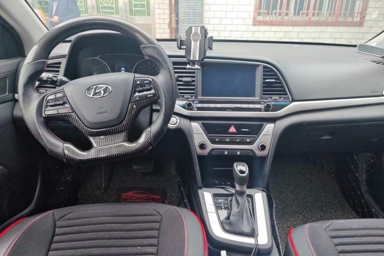 Used Hyundai Elantra (6th Generation / Lingdong) 2018 1.6L Automatic 15th Anniversary Special Edition Center Console