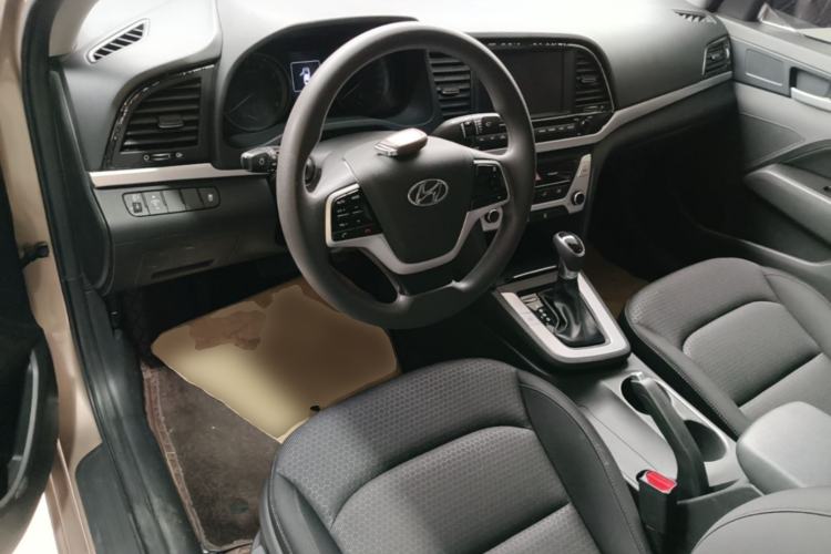 Used Hyundai Elantra (6th Generation / Lingdong) 2018 1.6L Automatic 15th Anniversary Special Edition Center Console