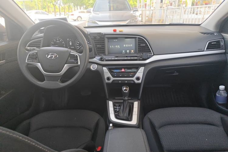 Used Hyundai Elantra (6th Generation / Lingdong) 2018 1.6L Automatic 15th Anniversary Special Edition Center Console