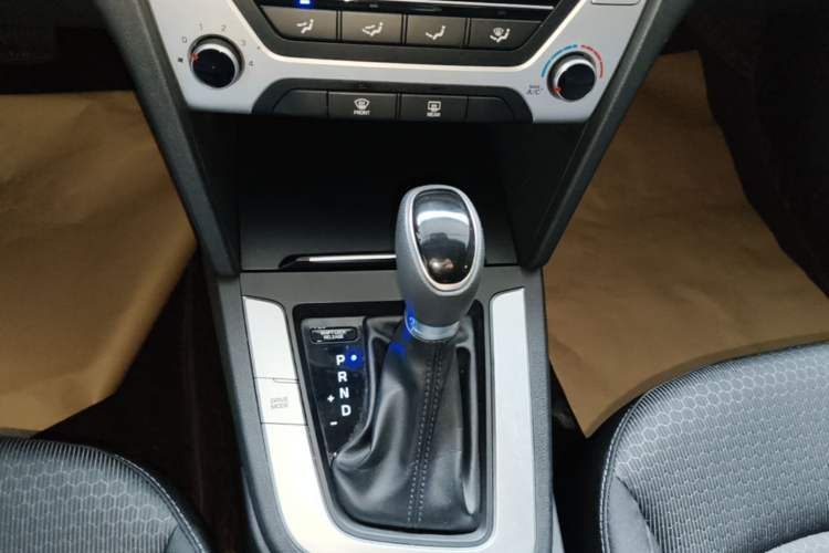 Used Hyundai Elantra (6th Generation / Lingdong) 2018 1.6L Automatic 15th Anniversary Special Edition Gear Lever
