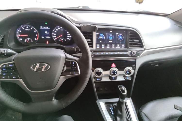 Used Hyundai Elantra (6th Generation / Lingdong) 2019 1.5L CVT ZhiXuan – Elite Version Center Console