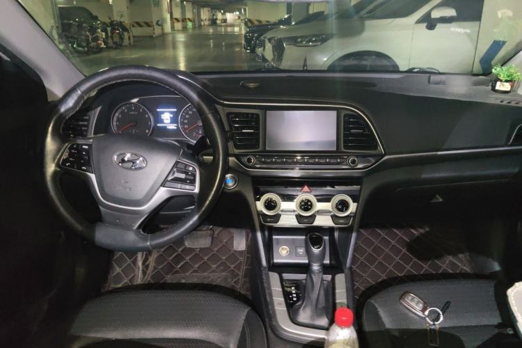 Used Hyundai Elantra (6th Generation / Lingdong) 2019 1.5L CVT Smart & Luxurious Trim Center Console