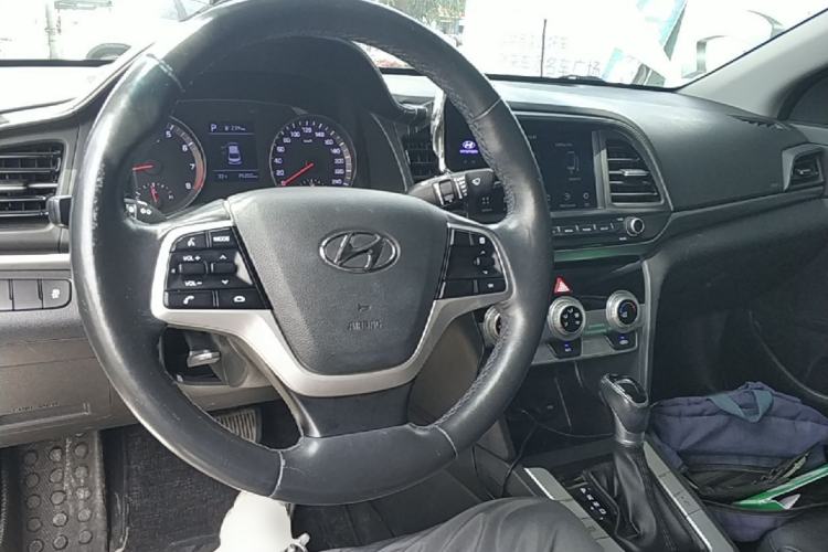 Used Hyundai Elantra (6th Generation / Lingdong) 2019 1.5L CVT ZhiXuan – Elite Version Center Console