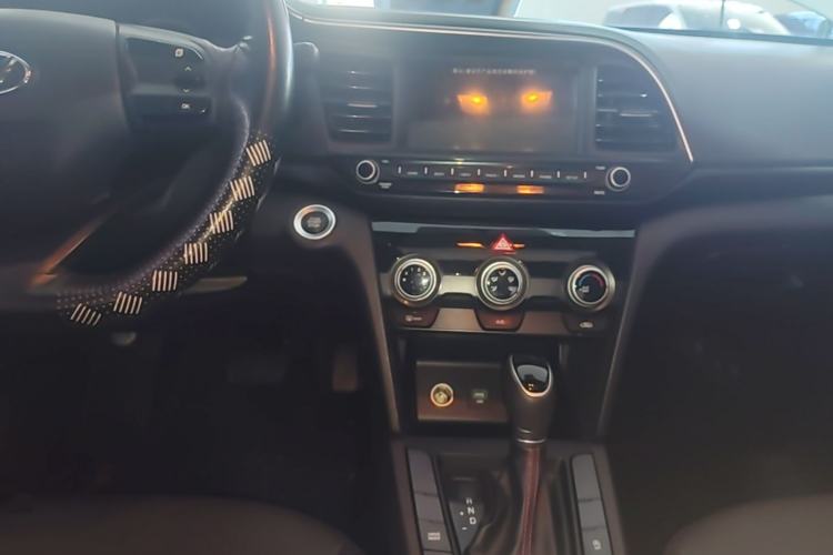 Used Hyundai Elantra (6th Generation / Lingdong) 2019 1.4T Dual-Clutch Xuan Dong · Dynamic Model Center Console