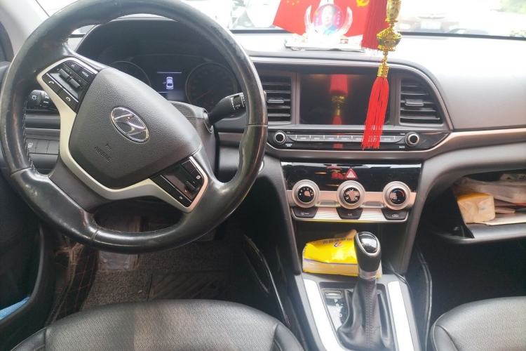 Used Hyundai Elantra (6th Generation / Lingdong) 2019 1.5L CVT Smart & Luxurious Trim Center Console