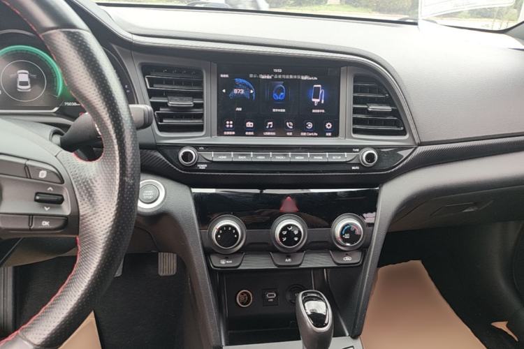 Used Hyundai Elantra (6th Generation / Lingdong) 2019 1.4T Dual-Clutch Xuan Dong · Dynamic Model Center Console