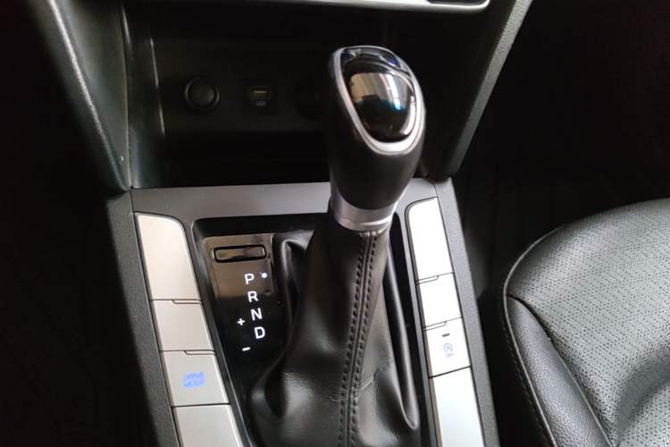 Used Hyundai Elantra (6th Generation / Lingdong) 2019 1.5L CVT ZhiXuan – Elite Version Gear Lever