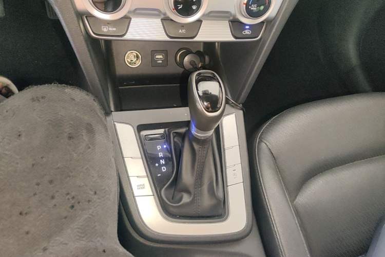 Used Hyundai Elantra (6th Generation / Lingdong) 2019 1.5L CVT ZhiXuan – Elite Version Gear Lever