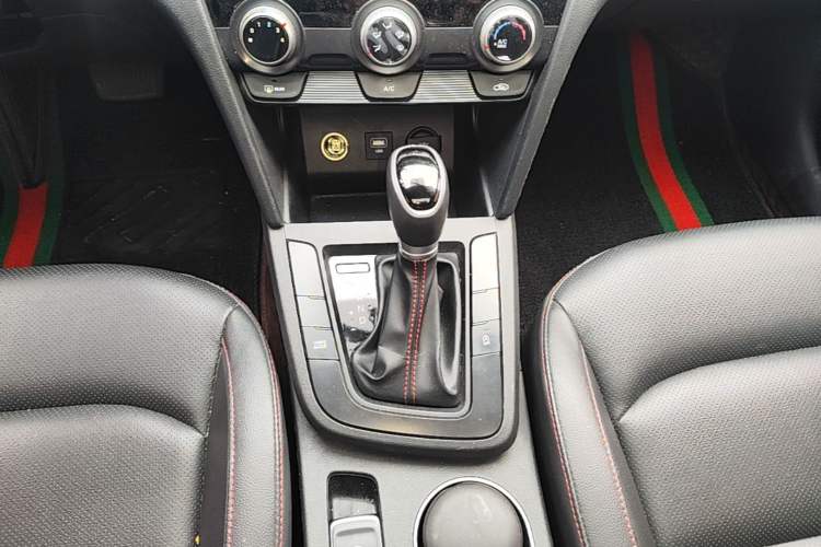 Used Hyundai Elantra (6th Generation / Lingdong) 2019 1.4T Dual-Clutch Xuan Dong · Dynamic Model Gear Lever