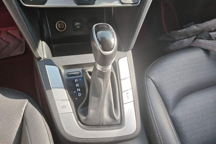 Used Hyundai Elantra (6th Generation / Lingdong) 2019 1.5L CVT ZhiXuan – Elite Version Gear Lever