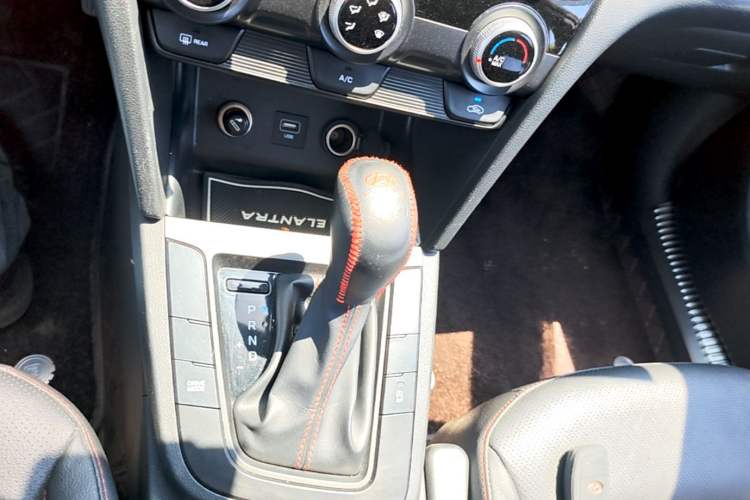 Used Hyundai Elantra (6th Generation / Lingdong) 2019 1.4T Dual-Clutch Xuan Dong · Dynamic Model Gear Lever