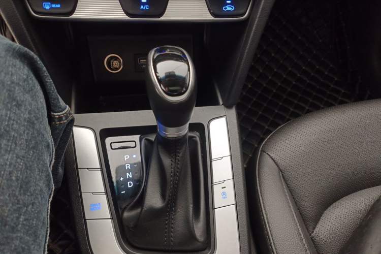 Used Hyundai Elantra (6th Generation / Lingdong) 2019 1.5L CVT ZhiXuan – Elite Version Gear Lever