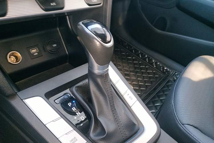 Used Hyundai Elantra (6th Generation / Lingdong) 2019 1.5L CVT ZhiXuan – Elite Version Gear Lever