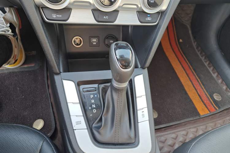Used Hyundai Elantra (6th Generation / Lingdong) 2019 1.5L CVT ZhiXuan – Elite Version Gear Lever