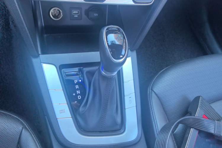 Used Hyundai Elantra (6th Generation / Lingdong) 2020 1.5L CVT Smart & Stylish – Elite Version Gear Lever