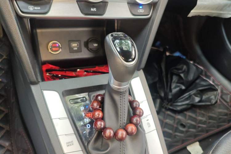 Used Hyundai Elantra (6th Generation / Lingdong) 2020 1.5L CVT Smart & Stylish – Elite Version Gear Lever
