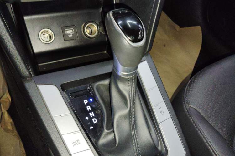 Used Hyundai Elantra (6th Generation / Lingdong) 2020 1.5L CVT Smart & Stylish – Elite Version Gear Lever