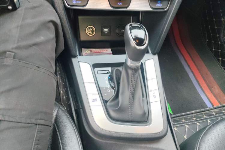 Used Hyundai Elantra (6th Generation / Lingdong) 2020 1.5L CVT Smart & Stylish – Elite Version Gear Lever