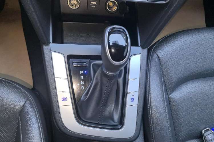 Used Hyundai Elantra (6th Generation / Lingdong) 2020 1.5L CVT Smart & Stylish – Elite Version Gear Lever