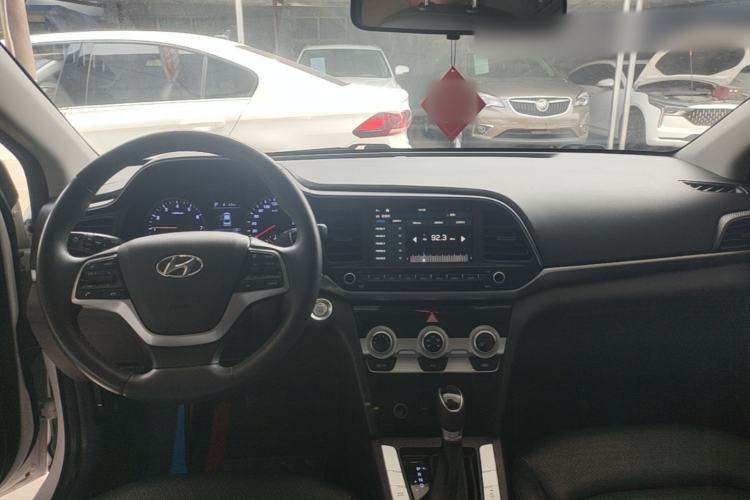 Used Hyundai Elantra (6th Generation / Lingdong) 2020 1.5L CVT Smart & Stylish – Elite Version Center Console