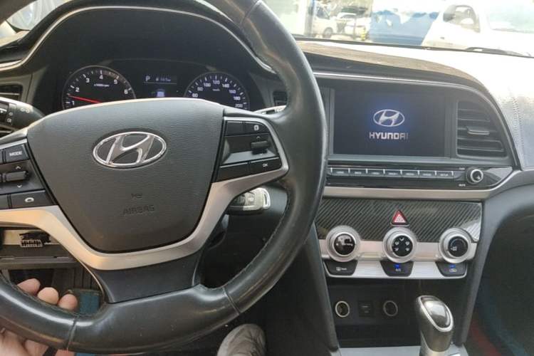 Used Hyundai Elantra (6th Generation / Lingdong) 2020 1.5L CVT Smart & Stylish – Elite Version Center Console