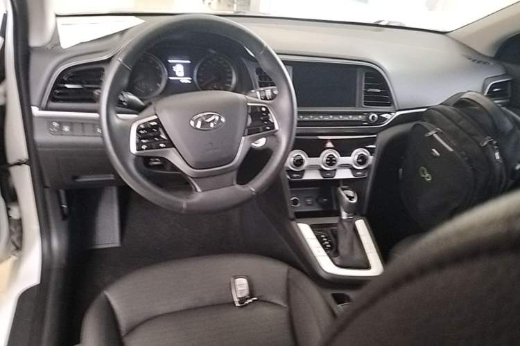 Used Hyundai Elantra (6th Generation / Lingdong) 2020 1.5L CVT Smart & Stylish – Elite Version Center Console