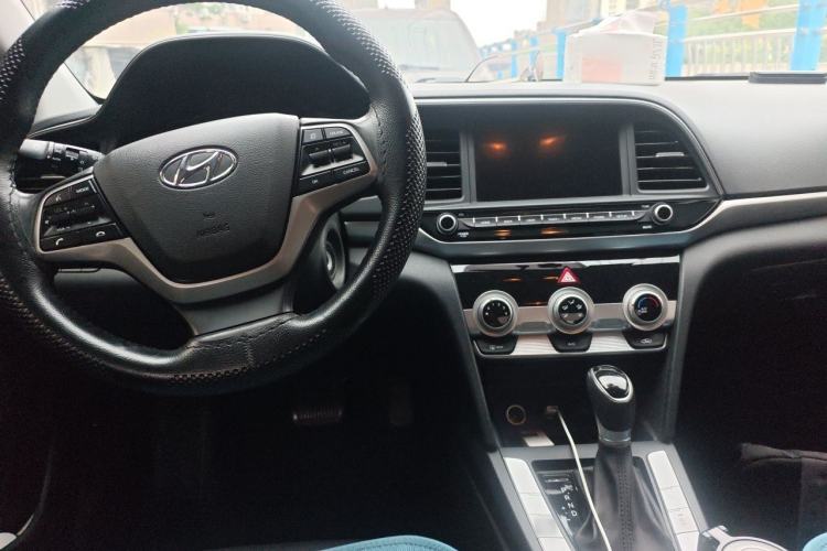 Used Hyundai Elantra (6th Generation / Lingdong) 2020 1.5L CVT Smart & Stylish – Elite Version Center Console