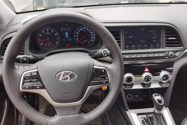 Used Hyundai Elantra (6th Generation / Lingdong) 2020 1.5L CVT Smart & Stylish – Elite Version Center Console