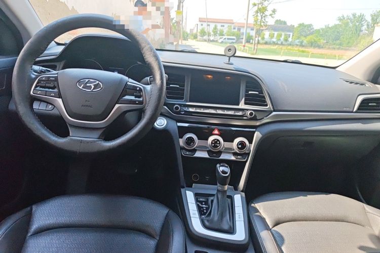 Used Hyundai Elantra (6th Generation / Lingdong) 2020 1.5L CVT Smart & Stylish – Elite Version Center Console