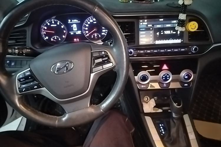 Used Hyundai Elantra (6th Generation / Lingdong) 2020 1.5L CVT Smart & Stylish – Elite Version Center Console