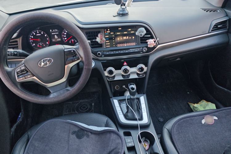 Used Hyundai Elantra (6th Generation / Lingdong) 2020 1.5L CVT Smart & Stylish – Elite Version Center Console