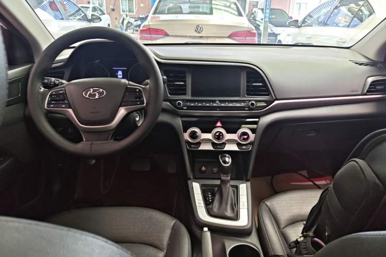 Used Hyundai Elantra (6th Generation / Lingdong) 2020 1.5L CVT Smart & Stylish – Elite Version Center Console