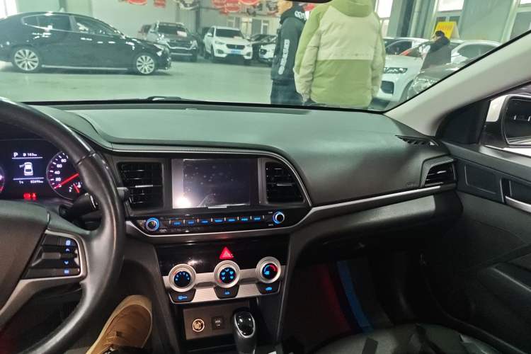 Used Hyundai Elantra (6th Generation / Lingdong) 2020 1.5L CVT Smart & Stylish – Elite Version Center Console