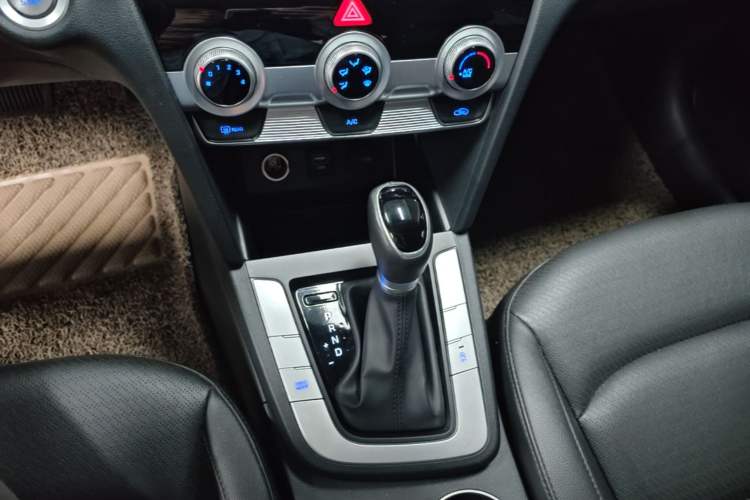 Used Hyundai Elantra (6th Generation / Lingdong) 2020 1.5L CVT Smart & Stylish – Elite Version Gear Lever