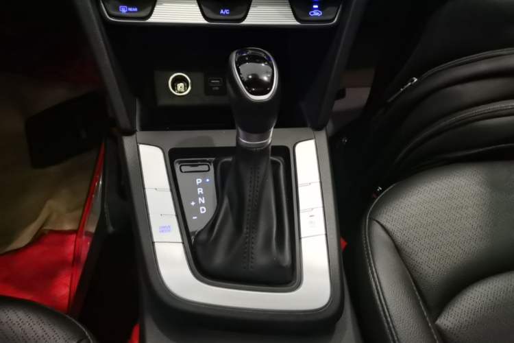Used Hyundai Elantra (6th Generation / Lingdong) 2020 1.5L CVT Smart & Stylish – Elite Version Gear Lever