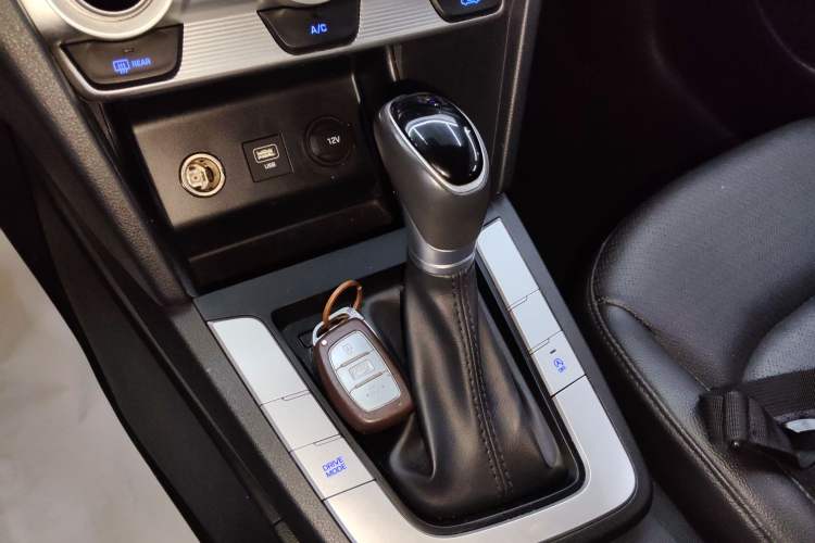 Used Hyundai Elantra (6th Generation / Lingdong) 2020 1.5L CVT Smart & Stylish – Elite Version Gear Lever