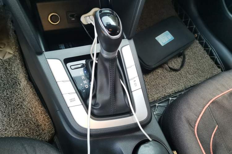 Used Hyundai Elantra (6th Generation / Lingdong) 2020 1.5L CVT Smart & Stylish – Elite Version Gear Lever