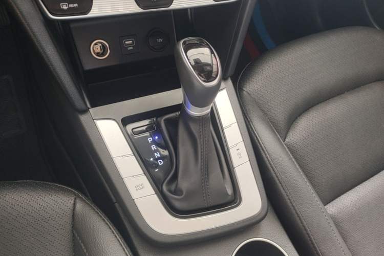 Used Hyundai Elantra (6th Generation / Lingdong) 2020 1.5L CVT Smart & Stylish – Elite Version Gear Lever