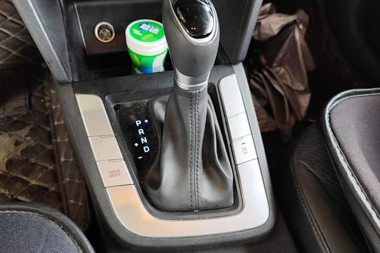 Used Hyundai Elantra (6th Generation / Lingdong) 2020 1.5L CVT Smart & Stylish – Elite Version Gear Lever