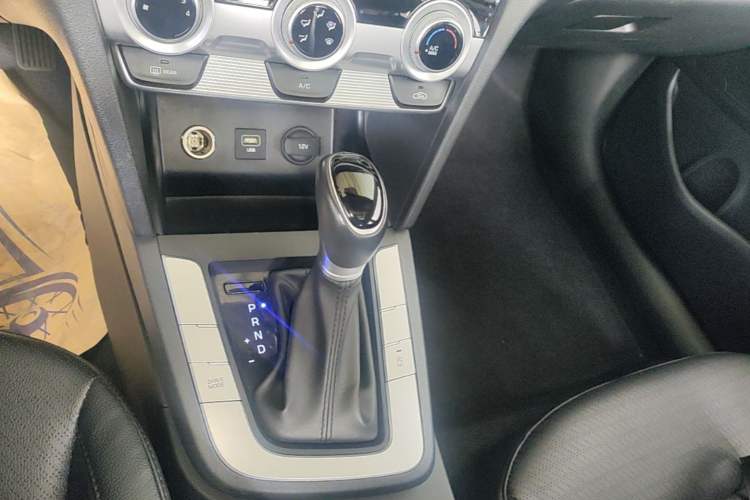 Used Hyundai Elantra (6th Generation / Lingdong) 2020 1.5L CVT Smart & Stylish – Elite Version Gear Lever