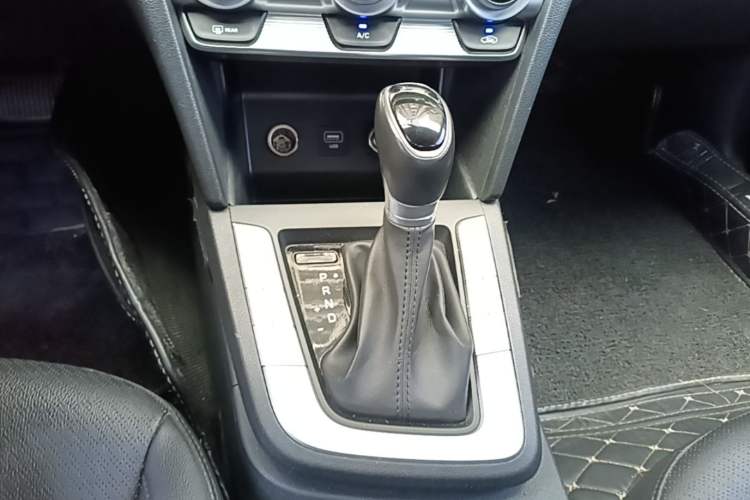 Used Hyundai Elantra (6th Generation / Lingdong) 2020 1.5L CVT Smart & Stylish – Elite Version Gear Lever