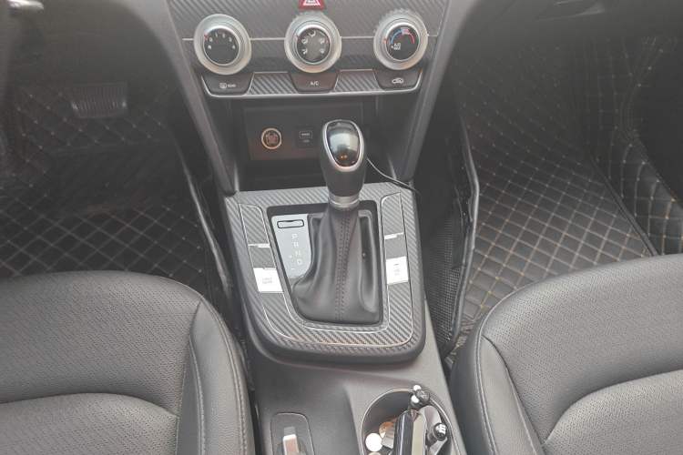 Used Hyundai Elantra (6th Generation / Lingdong) 2020 1.5L CVT Smart & Stylish – Elite Version Gear Lever