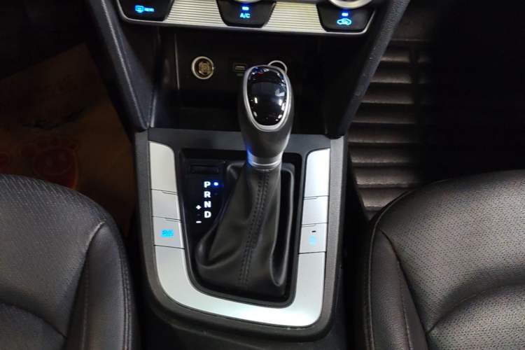 Used Hyundai Elantra (6th Generation / Lingdong) 2020 1.5L CVT Smart & Stylish – Elite Version Gear Lever
