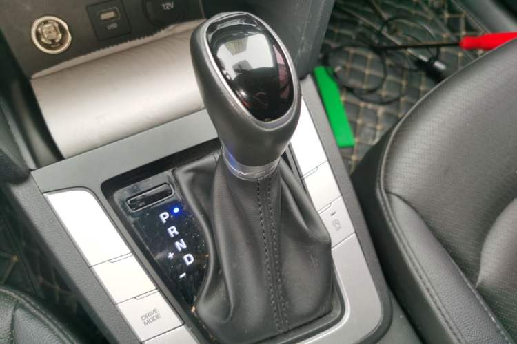 Used Hyundai Elantra (6th Generation / Lingdong) 2020 1.5L CVT Smart & Stylish – Elite Version Gear Lever