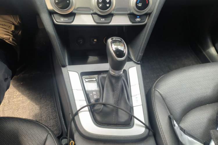 Used Hyundai Elantra (6th Generation / Lingdong) 2020 1.5L CVT Smart & Stylish – Elite Version Gear Lever
