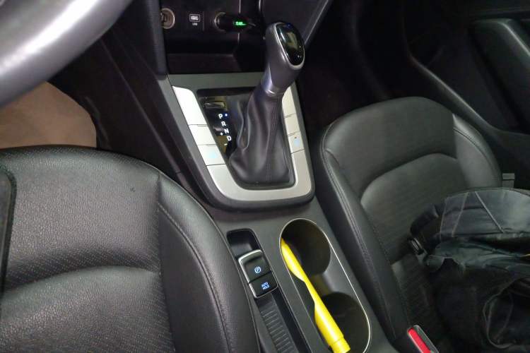 Used Hyundai Elantra (6th Generation / Lingdong) 2020 1.5L CVT Smart & Stylish – Elite Version Gear Lever