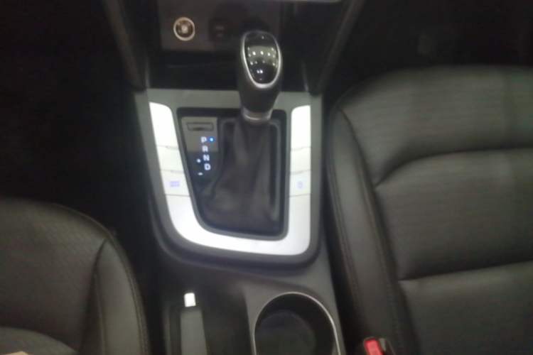 Used Hyundai Elantra (6th Generation / Lingdong) 2020 1.5L CVT Smart & Stylish – Elite Version Gear Lever