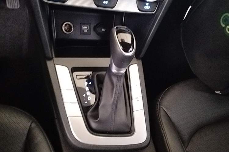 Used Hyundai Elantra (6th Generation / Lingdong) 2020 1.5L CVT Smart & Stylish – Elite Version Gear Lever